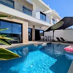 R-40-b Luxury Pool 펜션 로스 몬테시노스