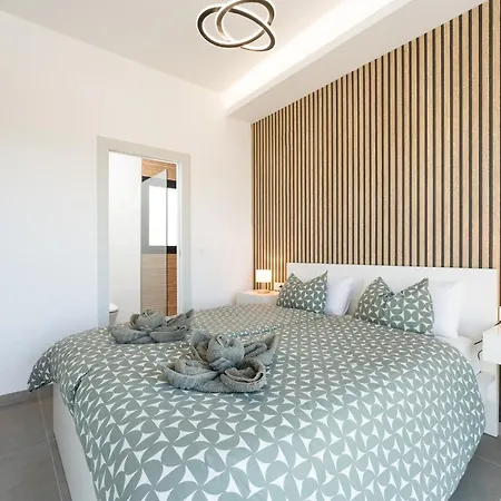 R-40-b Luxury With Pool *